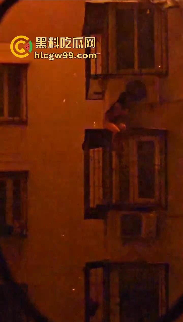 厦门小区楼顶火烧屁股,裸女6楼栏杆上被困哭成傻逼,物业还在睡大觉!-4