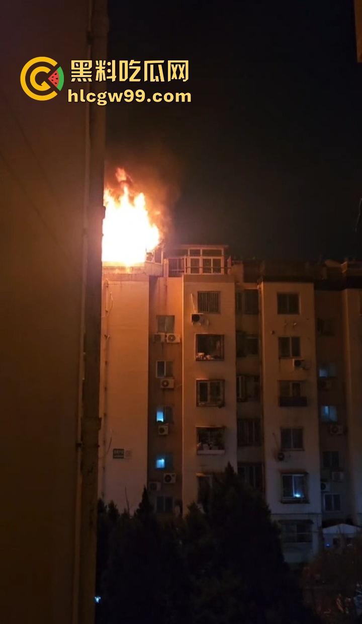 厦门小区楼顶火烧屁股,裸女6楼栏杆上被困哭成傻逼,物业还在睡大觉!-5