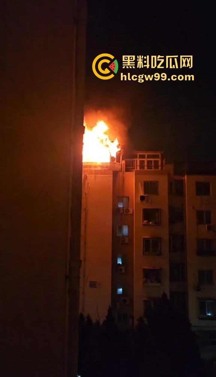 厦门小区楼顶火烧屁股,裸女6楼栏杆上被困哭成傻逼,物业还在睡大觉!-6