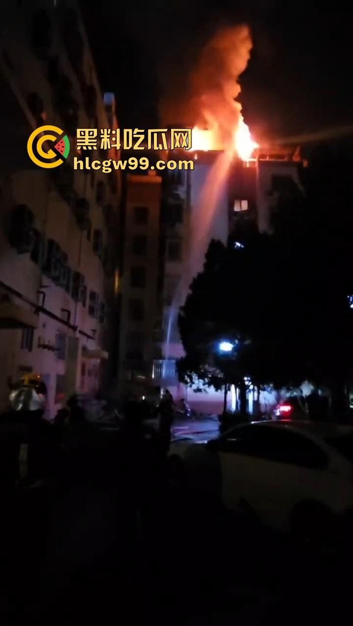 厦门小区楼顶火烧屁股,裸女6楼栏杆上被困哭成傻逼,物业还在睡大觉!-7