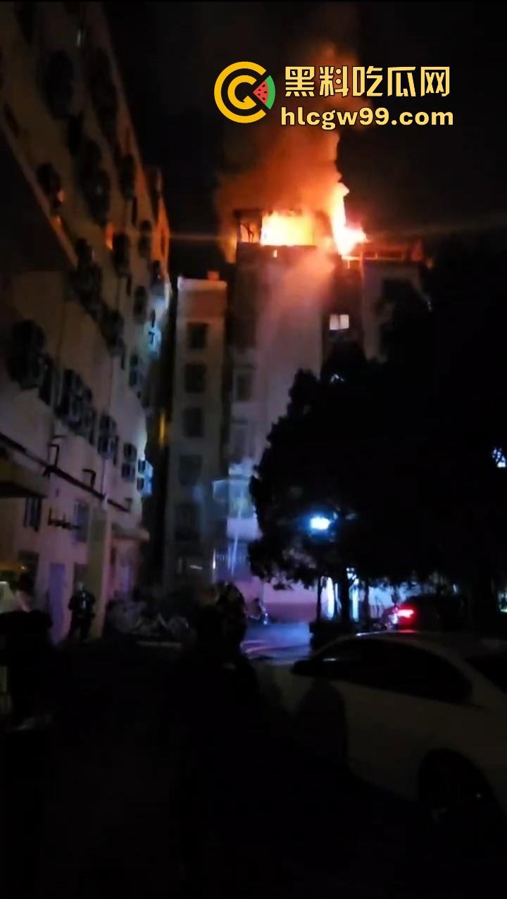 厦门小区楼顶火烧屁股,裸女6楼栏杆上被困哭成傻逼,物业还在睡大觉!-8