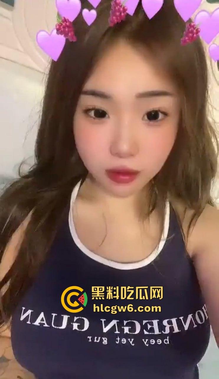 我勒个花腿便肉器？精神小妹自己玩逼玩到高潮，骚味大到猫都忍不住跑过来嗅，高潮骚味熏得猫发情！-2