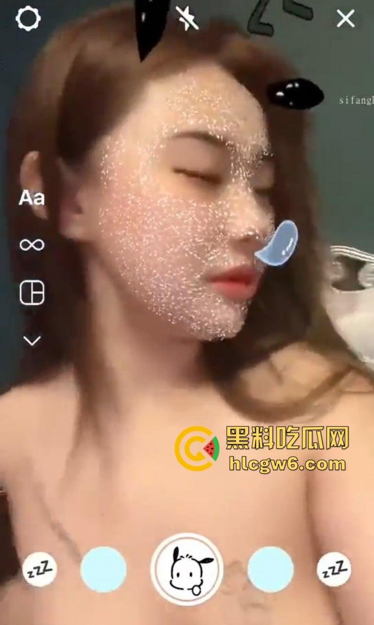 我勒个花腿便肉器？精神小妹自己玩逼玩到高潮，骚味大到猫都忍不住跑过来嗅，高潮骚味熏得猫发情！-13