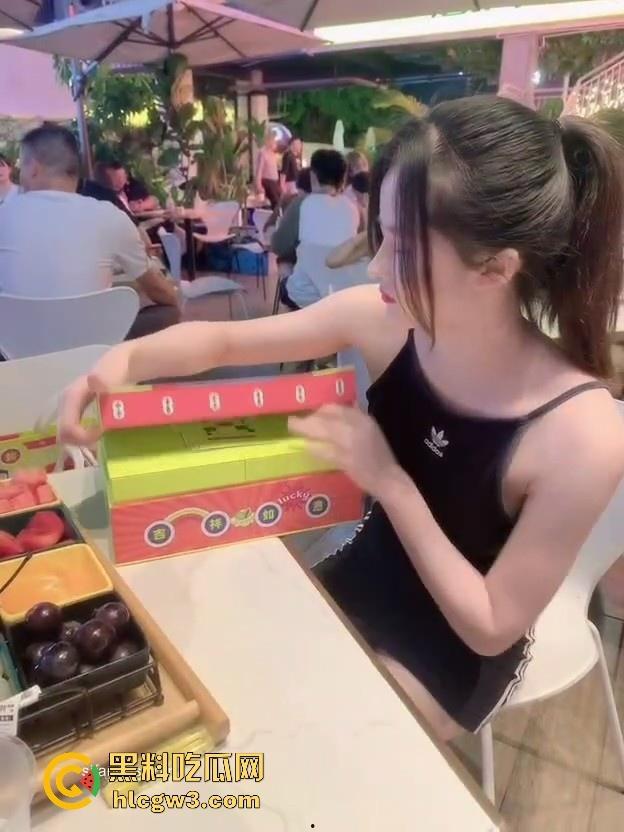 深圳『疯批美人』反差少女曝光 金主爸爸上手直接把骚货调教成母狗 露出游戏花样百出 金主的钱真是花得值！-3