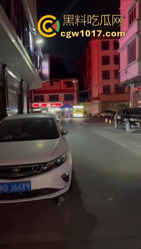 深夜摆摊过夜水果摊主街头做爱，路边铺张被子一盖跟老伴做爱，性欲也是够强的呀，小心点射，别把精液射水果上卖出去！-6