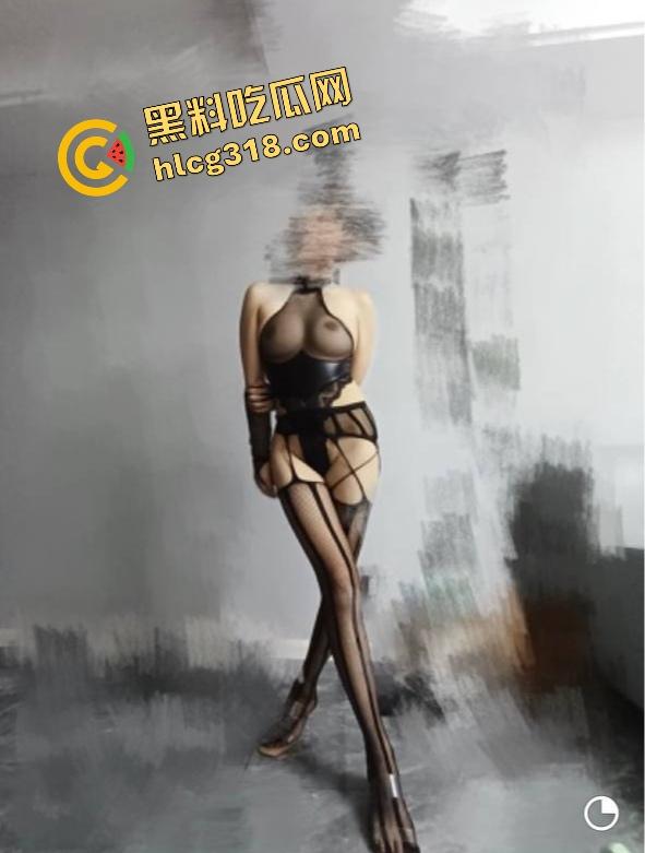 学生妹被金主包养玩成群交机器，3P起步5P封顶，钱到位随便上，有钱就能多人乱斗男友顶着绿帽加入！-11