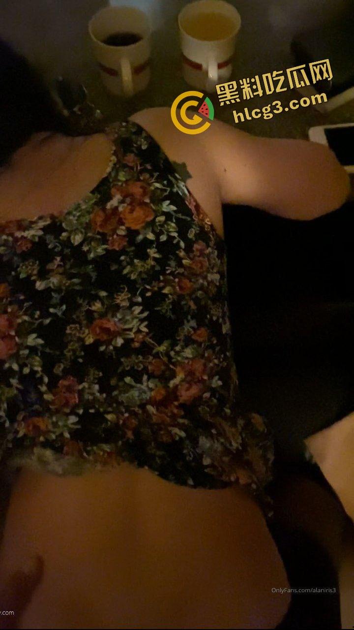 台湾极品反差淫妻『黄芮芮』与闺蜜老公开淫趴多P OF付费性爱合集流出 淫荡至极 撸点满满！-5