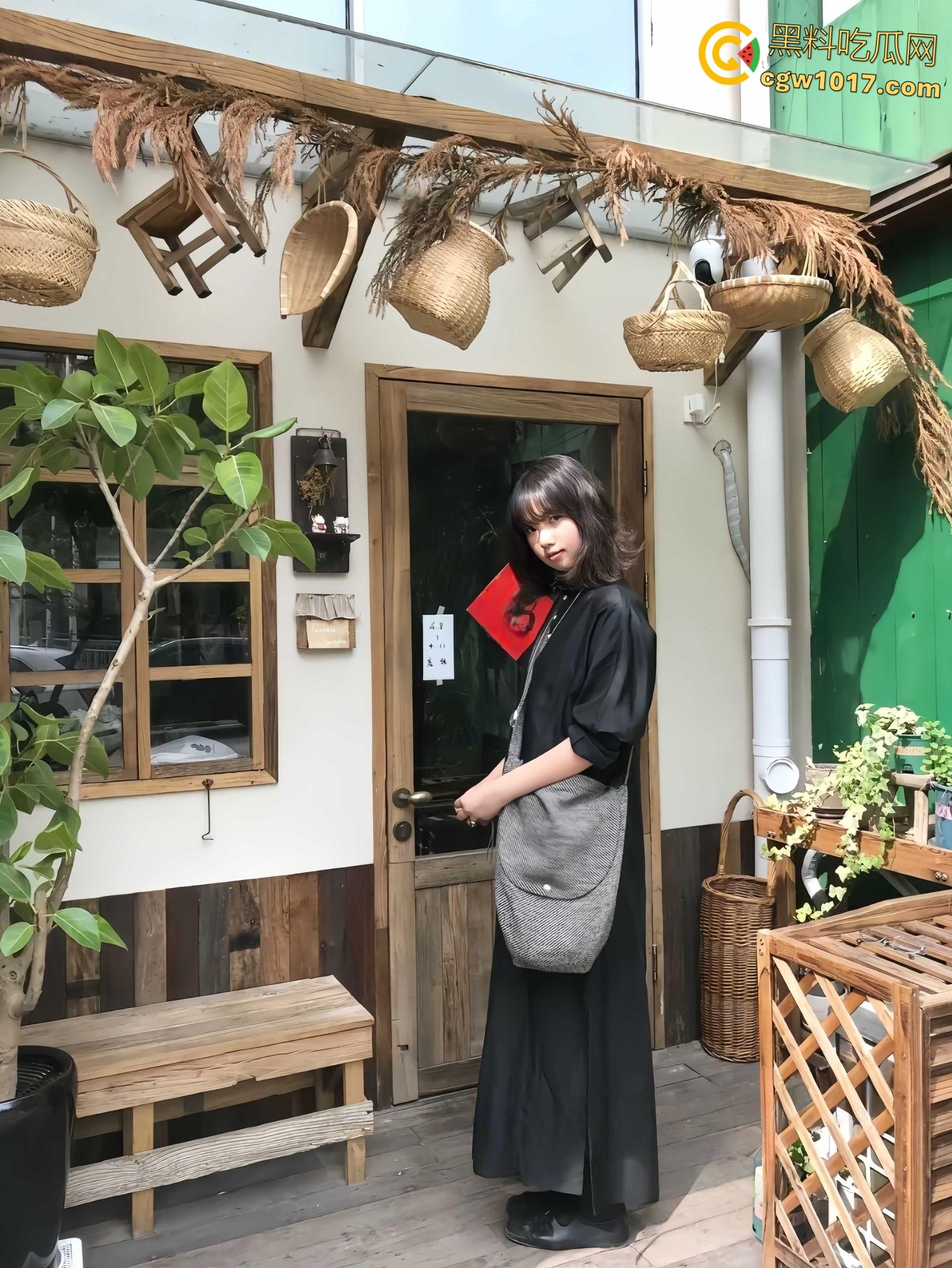 上海富二代调教中日混血妹子,平日乖乖女说着不要,主动开房毒龙口交,3P淫乱双洞齐开,骑脸口爆颜射一脸!-5