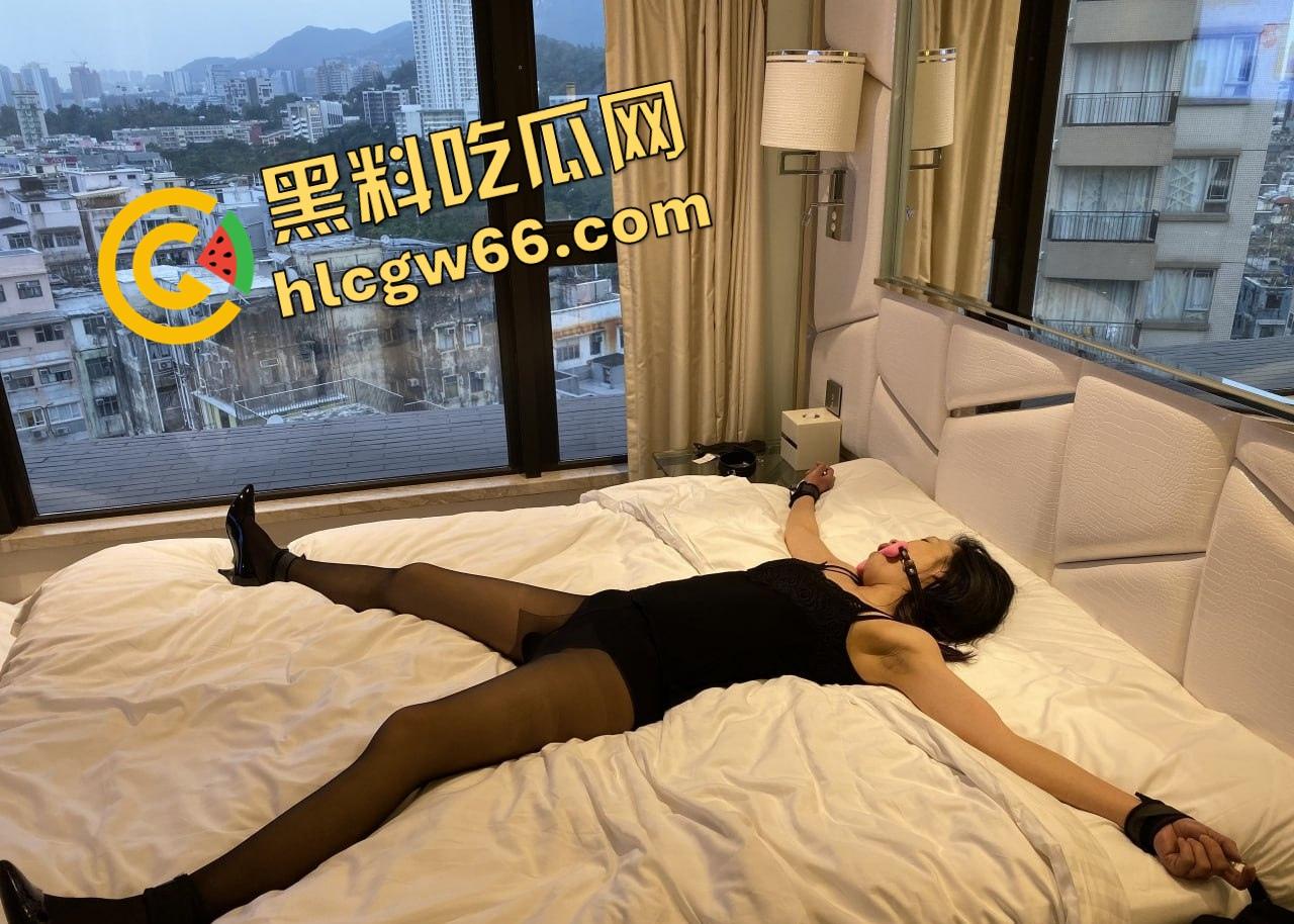 SM调教狂欢，香港反差性奴母狗被主人大街牵走露出，滴蜡喝尿深喉肛交全程服从，爬地学狗叫！-6