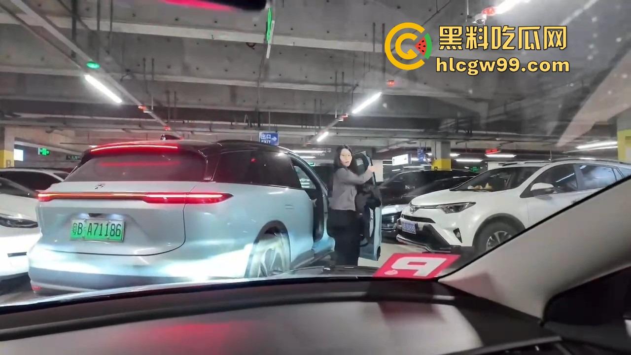 深圳停车场奇葩情侣上演霸位大战 小仙女亮中指逼人让位 最后灰头土脸道歉 真是贱找骂！-4
