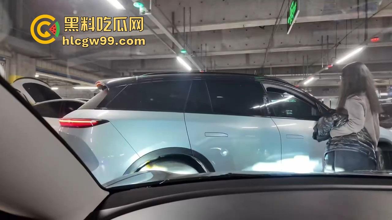 深圳停车场奇葩情侣上演霸位大战 小仙女亮中指逼人让位 最后灰头土脸道歉 真是贱找骂！-8