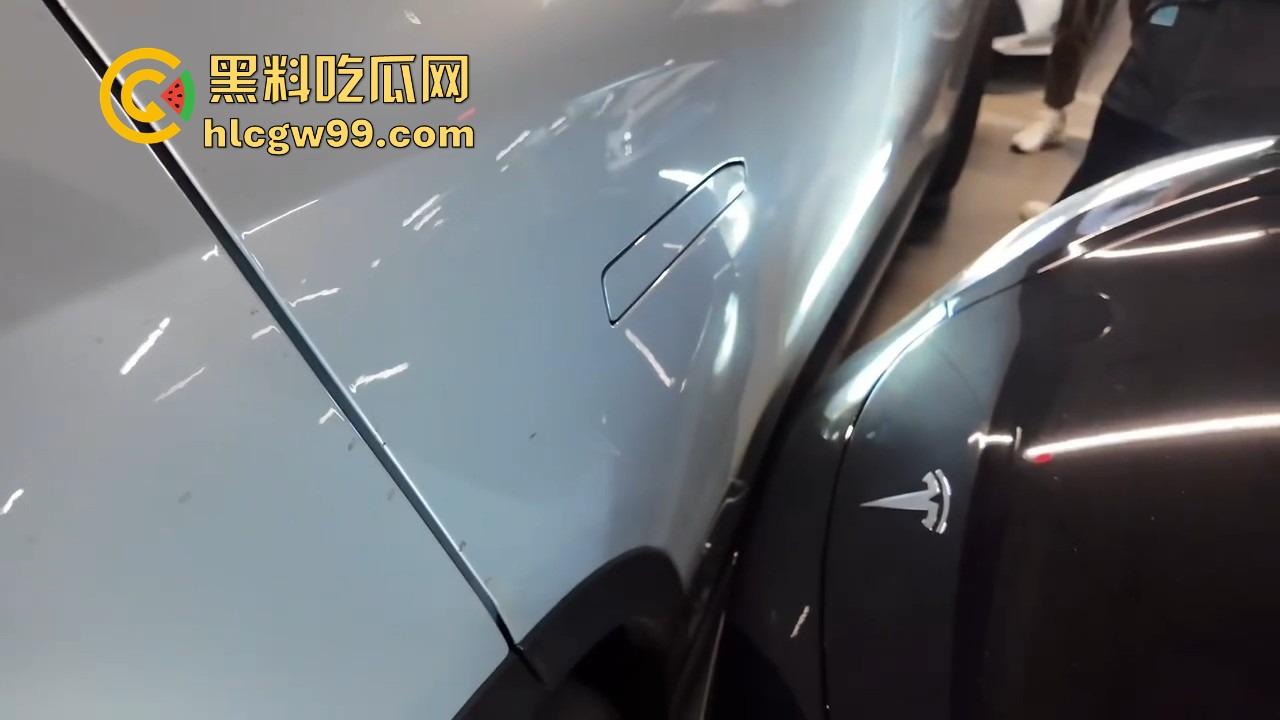 深圳停车场奇葩情侣上演霸位大战 小仙女亮中指逼人让位 最后灰头土脸道歉 真是贱找骂！-10