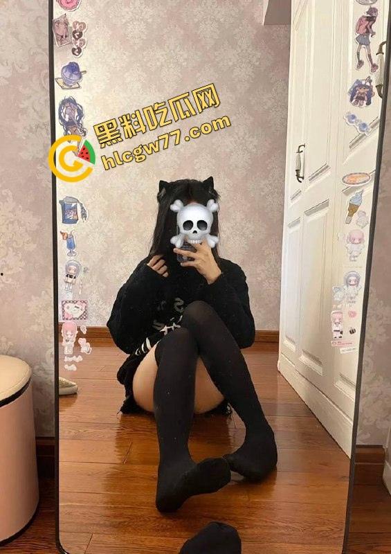 合肥『左珊』高校刚毕业,白丝黑丝来回换,Cos小母狗自拍自慰给金主看,毕业前酒店被操到嗓子发哑!-1