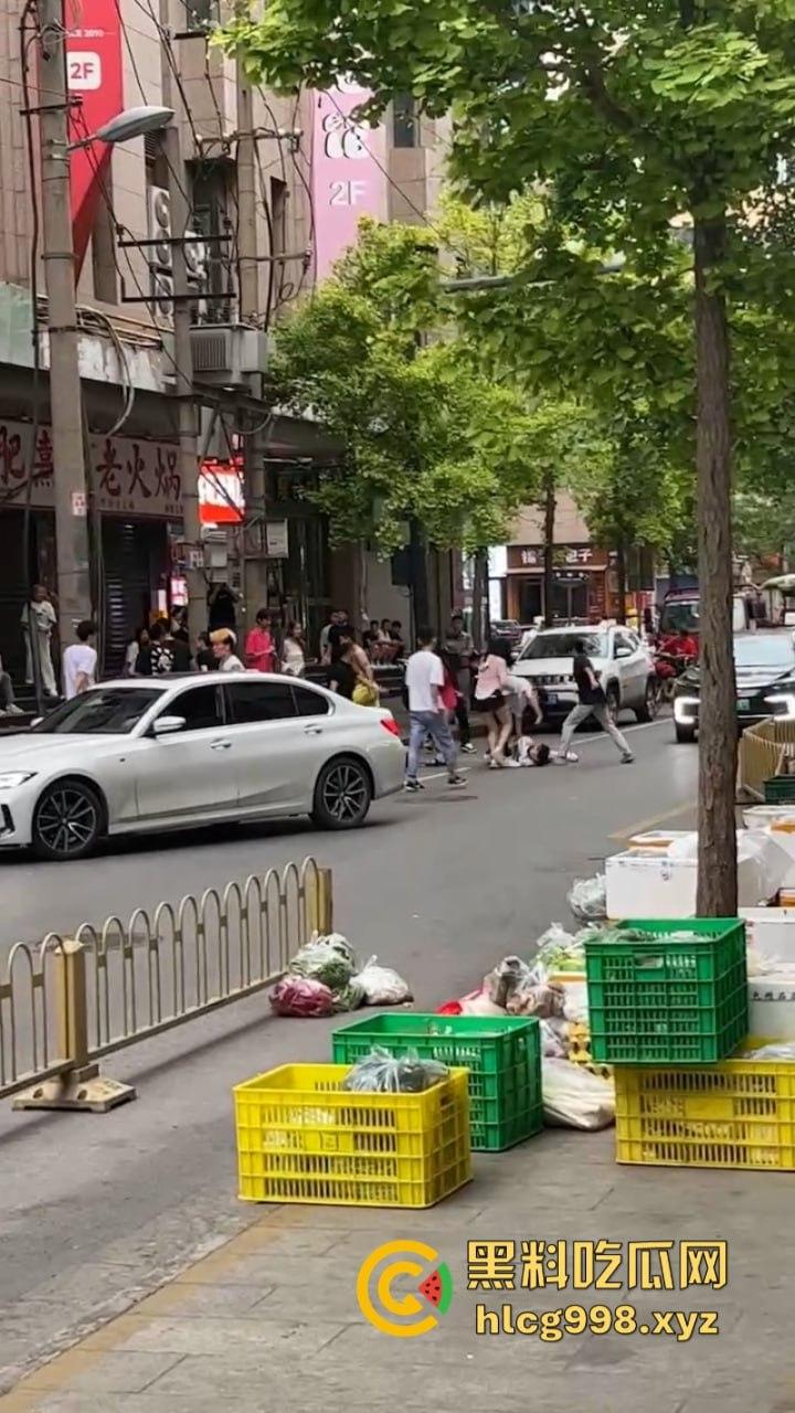 打架一时爽 脑袋嗡嗡响 河南郑州两泼社会青年暴力群殴 现场怎么还混入骚逼了？-1