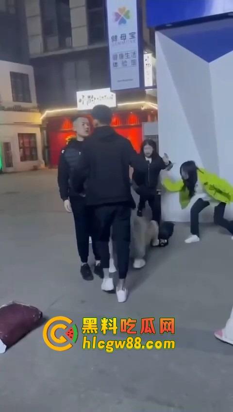 哈尔滨精神小伙大战精神小妹，化最丑的妆打最狠的架，地上全是血，社会摇直接进化成血战街头！-5