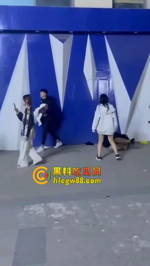 哈尔滨精神小伙大战精神小妹，化最丑的妆打最狠的架，地上全是血，社会摇直接进化成血战街头！-11