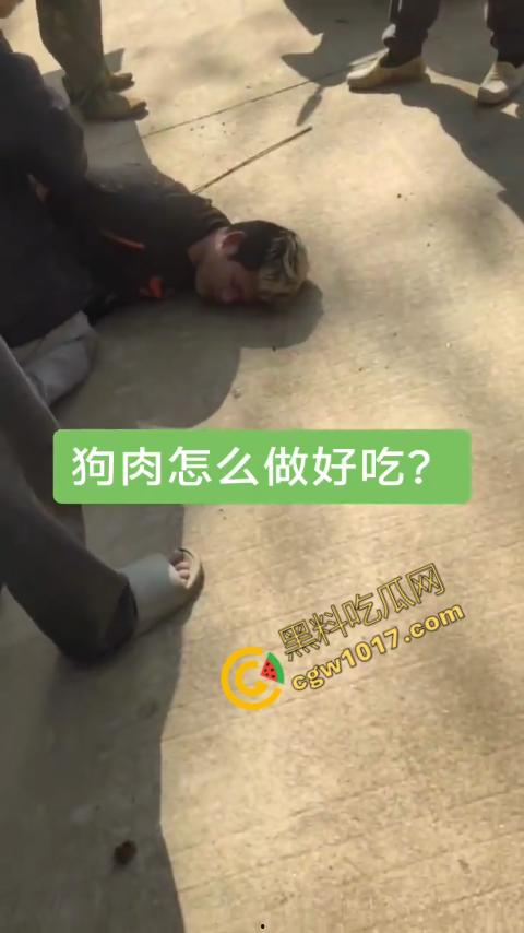 广西村民抓住偷狗贼,脱光殴打,场面血腥凶残,围观村民挥棒狂殴,男子惨嚎不断,村民誓要为爱犬复仇!-2