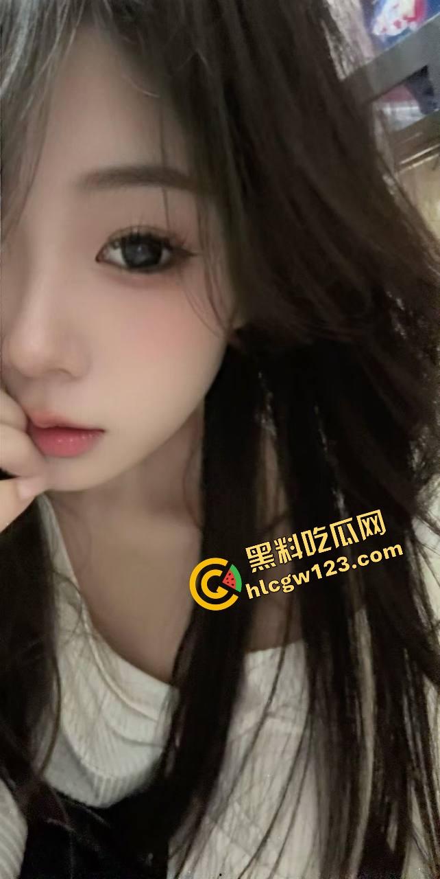 年少不知少妇香,错把少女当宝藏,发情少妇一瓶锐澳下肚就发骚,小眼一眯就自己脱了开裆裤,逼湿得流到沙发腿!-3