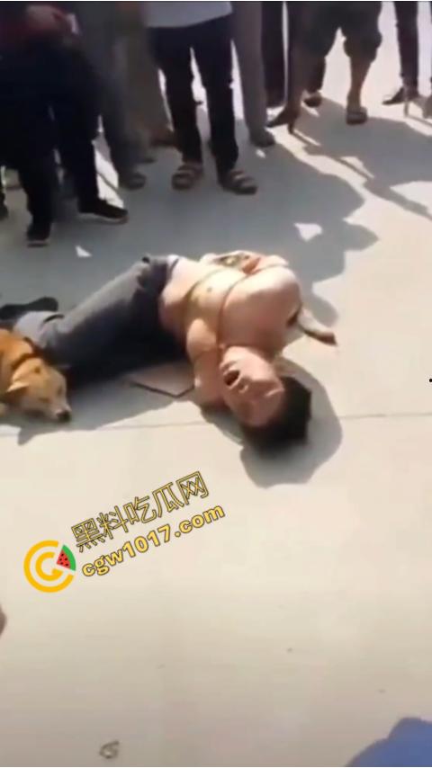 广西村民抓住偷狗贼,脱光殴打,场面血腥凶残,围观村民挥棒狂殴,男子惨嚎不断,村民誓要为爱犬复仇!-7