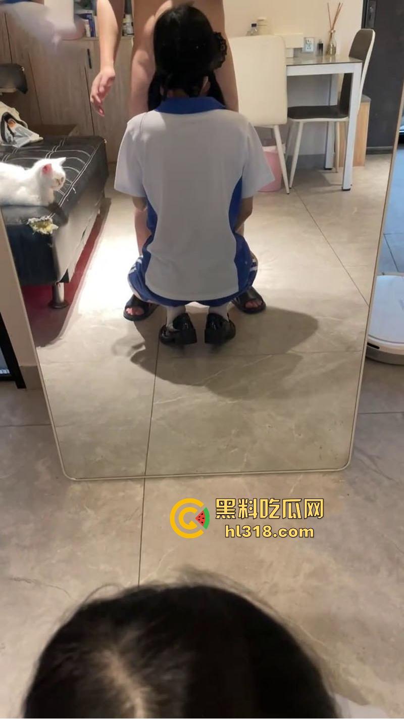 爆操刚放学回来的乖女儿，甜美笑容下暗藏骚浪本性，客厅主动跪舔，撅臀迎合大棒，操到喷水！-8