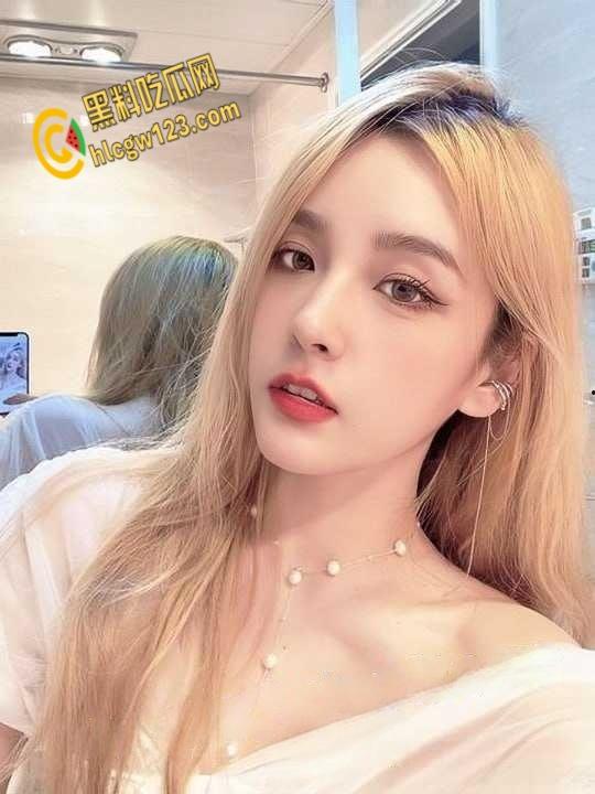 LPL四花旦Rita电竞椅震动风,擦边视频露鲍鱼,自导自演在电竞椅上露奶自慰!-5