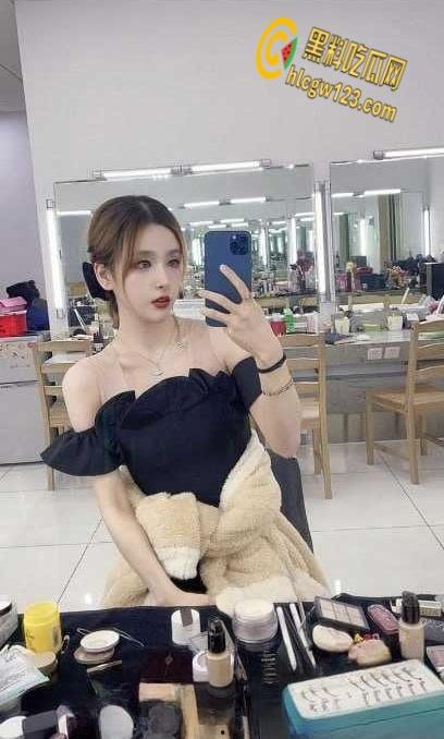 LPL四花旦Rita电竞椅震动风,擦边视频露鲍鱼,自导自演在电竞椅上露奶自慰!-6