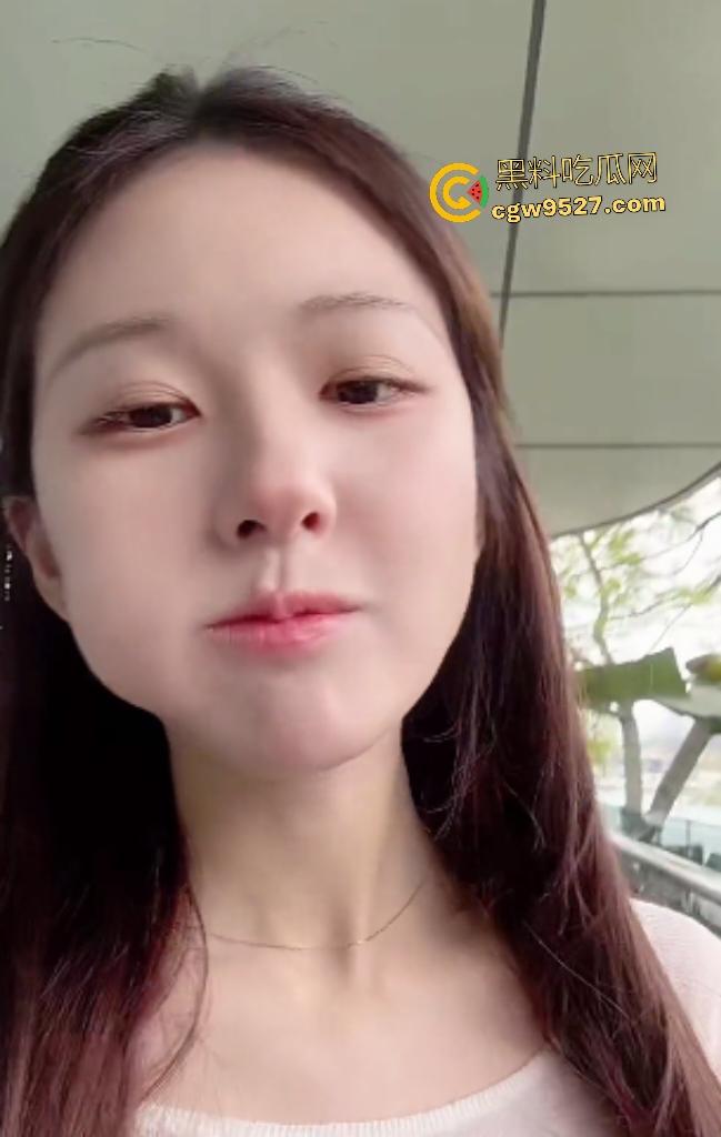 大明星【赵露思】直播扎头发，穿低胸装故意低头，走光露奶，露完后还装不小心，骚货是演不出来的！-5