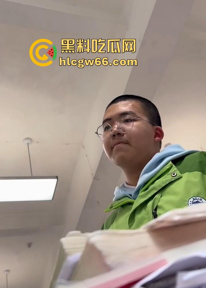 长汀一中高二逆天猥琐男 躲入女厕所隔间偷拍女生放尿 现场被抓视频曝光！-7