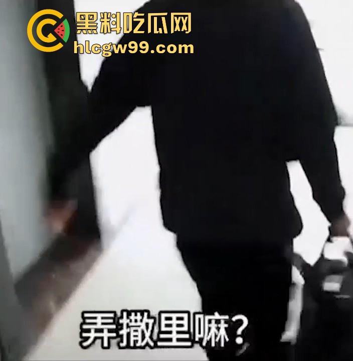 狗男女家中偷情不曾想原配杀了个回马枪,叫来开锁师父,一开门就撞见男女赤裸,开锁师父这单又白干了!-8