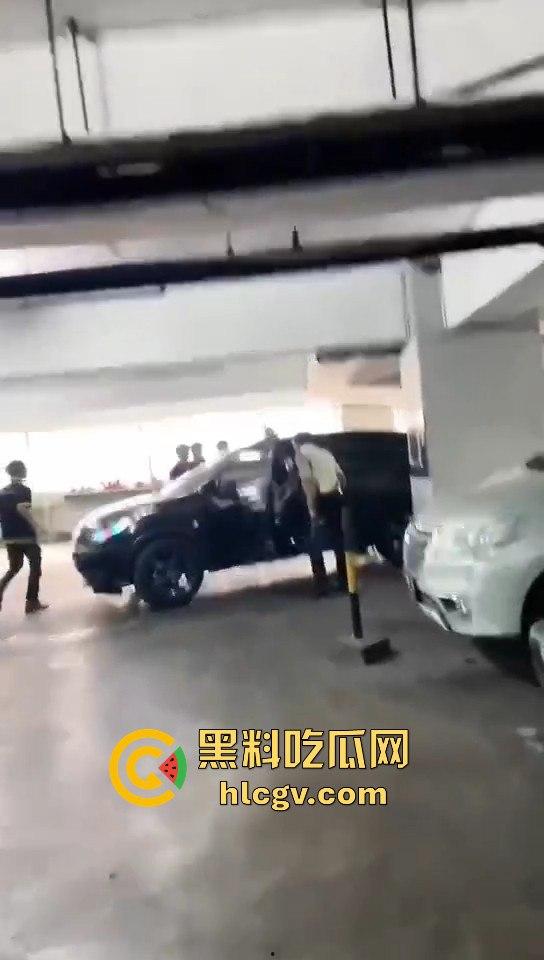 印尼小哥带别人老婆车震，被老公当场抓包！慌乱逃跑上演车库逃亡！-2