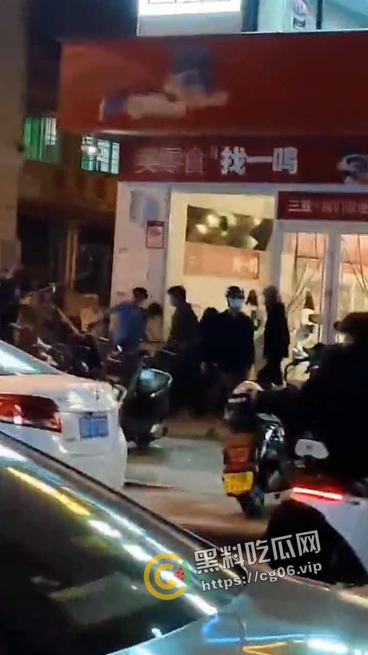 海南三亚商品街精神小伙再闹事！大砍刀抡起来就砍 警察劝架连警察都干 现场画面热血沸腾-3