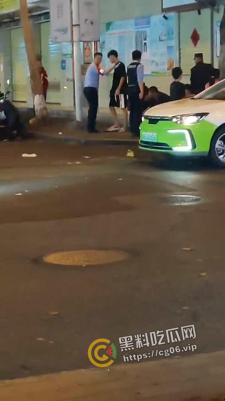 海南三亚商品街精神小伙再闹事！大砍刀抡起来就砍 警察劝架连警察都干 现场画面热血沸腾-4