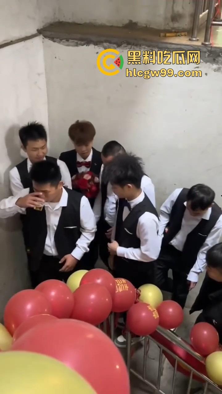 广西老表结婚，伴娘拦路奶子太犯规，伴郎不闯关就算了，光盯着人家胸看，感觉不错想再办一场？-10