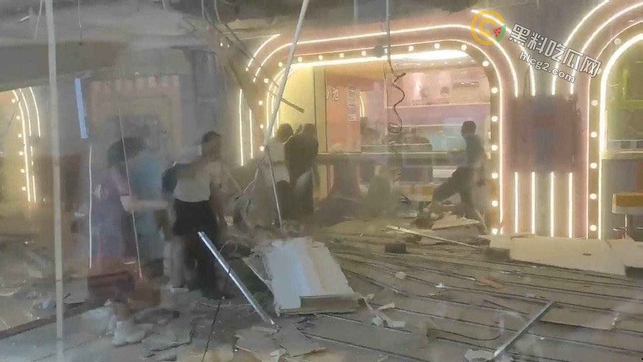 重庆商场吊顶坍塌致6人受伤：惊险瞬间全景回顾，安全隐患引关注-9