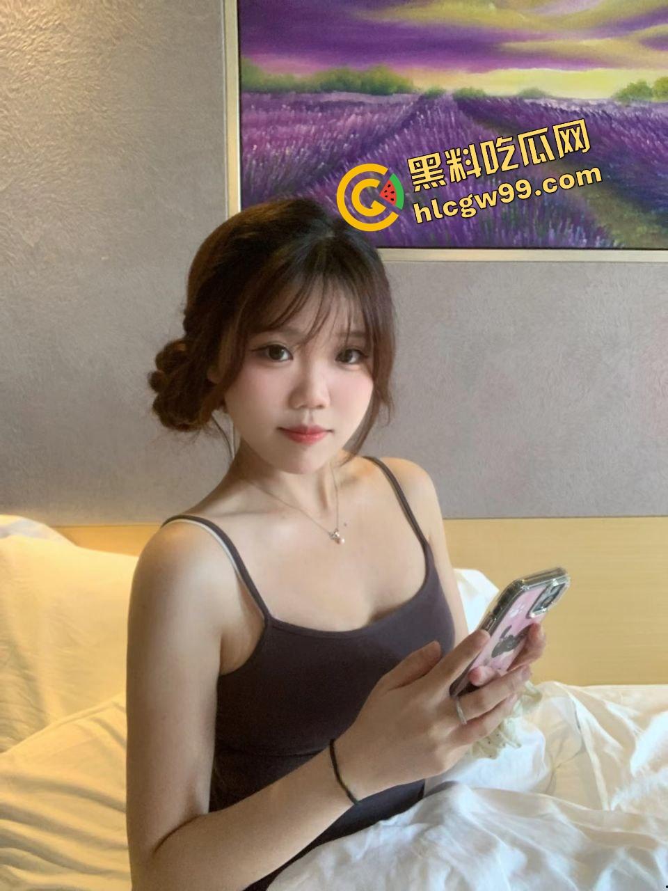 广西高校淫荡反差母狗【胡晓怡】饥渴难耐跑到男友宿舍做爱，当着舍友面直接卧床操逼！独家曝光流出！-2