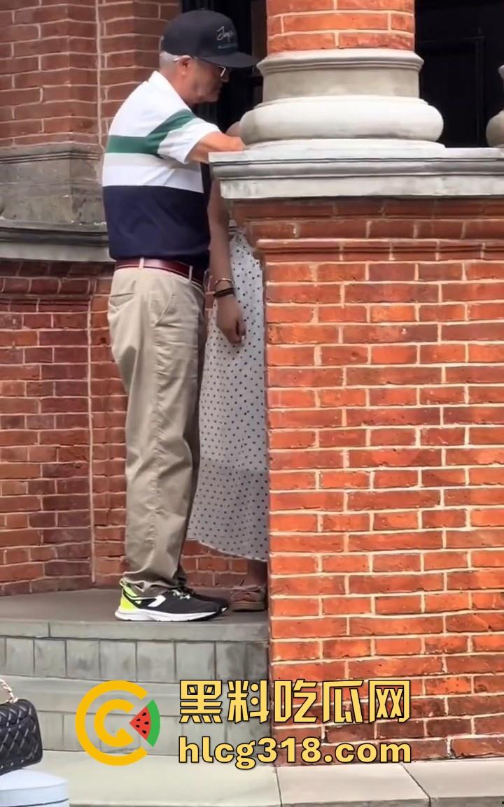 上海外滩避雷这位老头摄影师，经常以指导女游客拍摄动作为由，疑似趁机揩油，真是老色心不死呀！-2