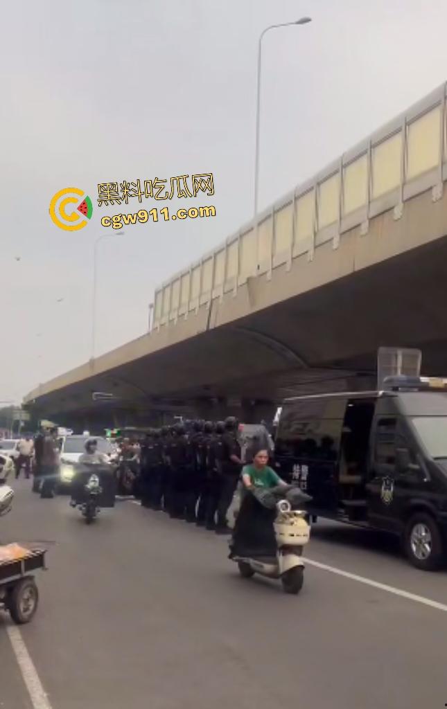 石家庄现实版侠盗飞车！欲跳桥自杀男子反转抢警车狂飙撞飞路人，警方围堵抓捕直接撞烂警车！-3