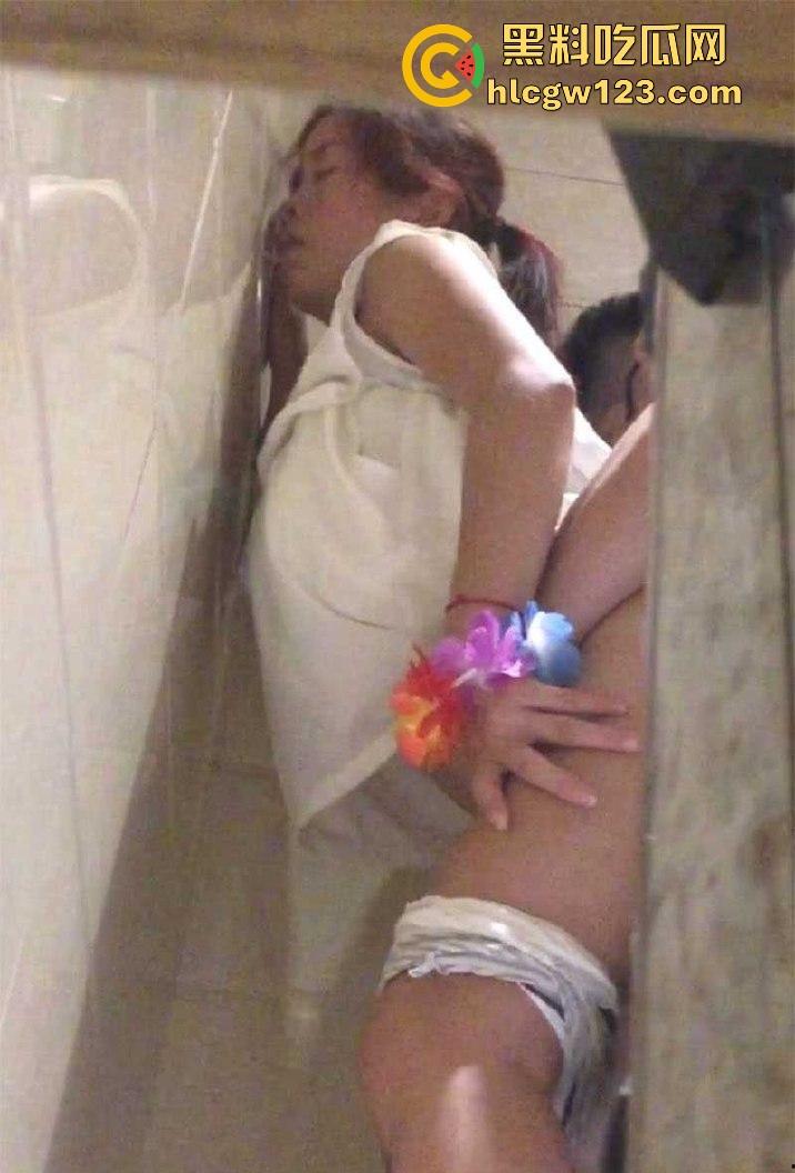 酒吧厕所激战！外面酒吧DJ小曲里面厕所偷情做爱  高跟翘臀无套后入 被内射还不忘排精！-6