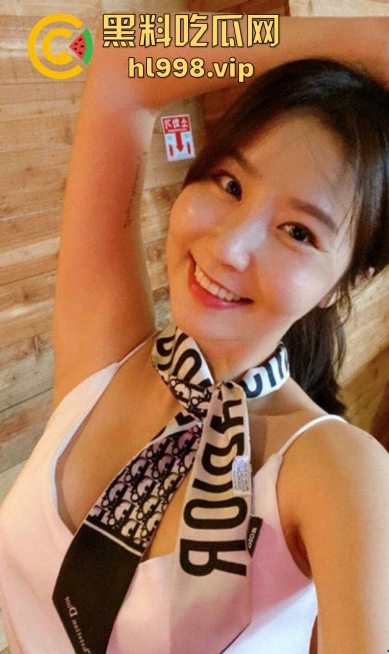 瓜友投稿韩国外教老师【朴智恩】黑丝骚逼诱惑！车上掰开嫩逼让我看，这骚货你居然忍住了？-1