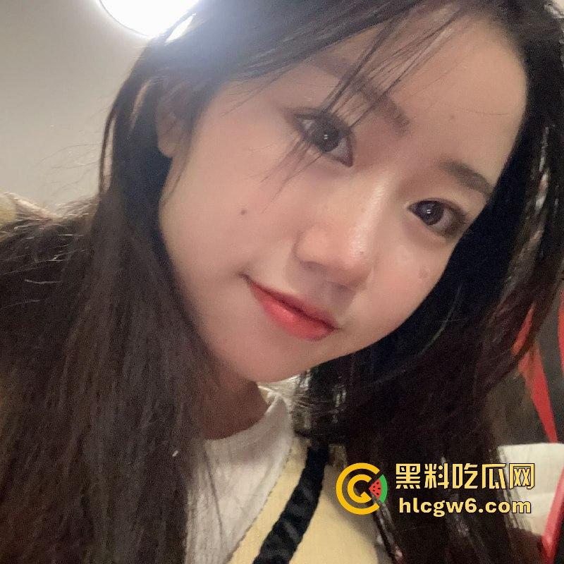 湖南24岁反差清纯小嫩妹【罗敏仪】口交接尿视频流出，臀部还写着请使用！-14