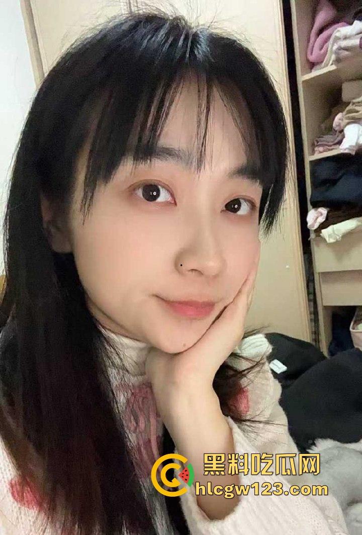 湖南长沙人妻【刘慧怡】网上裸聊视频流出 自慰扣穴画面惹火至极  高冷外表下是欲求不满的反差母狗！-3