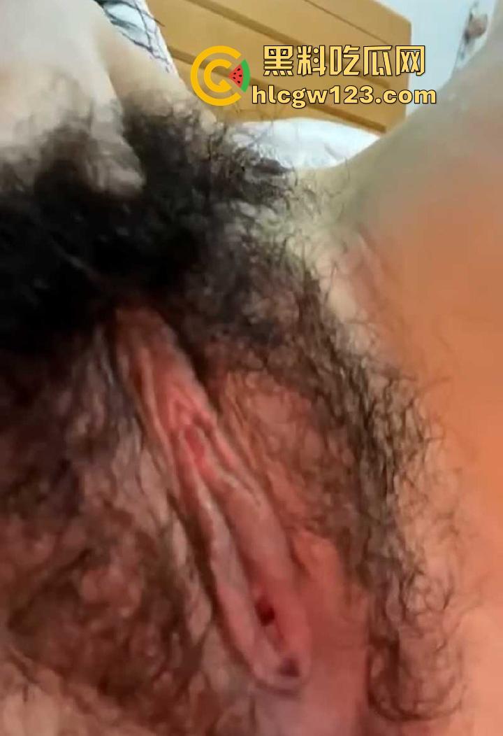 湖南长沙人妻【刘慧怡】网上裸聊视频流出 自慰扣穴画面惹火至极  高冷外表下是欲求不满的反差母狗！-7