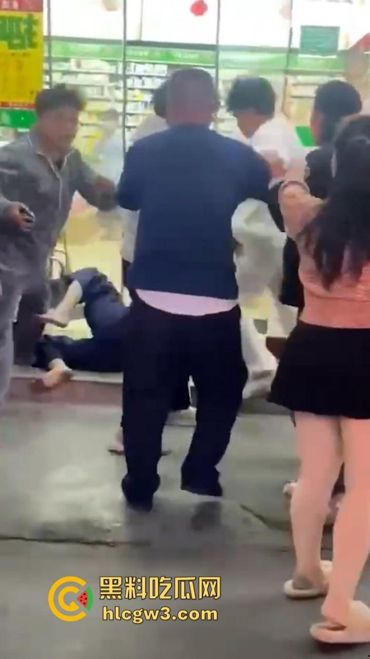 潮汕花臂精神小伙 为赚快钱偷东西被抓  摁倒地上一顿揍-6