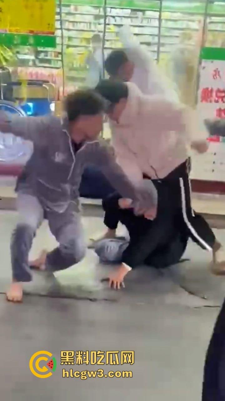 潮汕花臂精神小伙 为赚快钱偷东西被抓  摁倒地上一顿揍-7