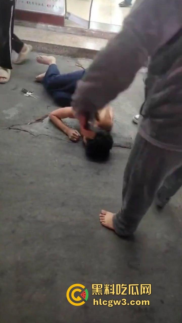 潮汕花臂精神小伙 为赚快钱偷东西被抓  摁倒地上一顿揍-9