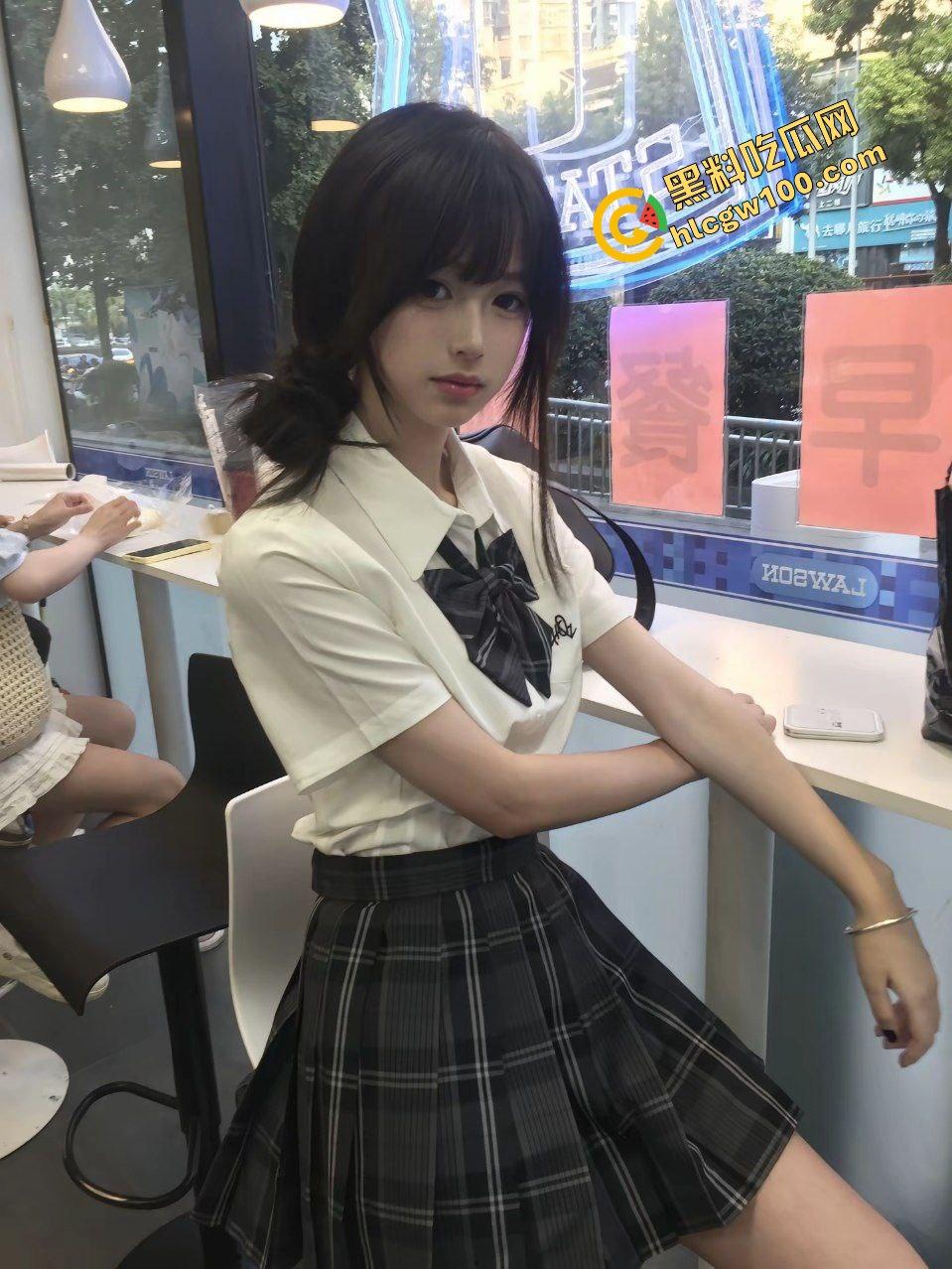 长沙民政JK清纯嫩妹反差婊【张雅萱】极品粉穴自拍全裸脱衣，尿盆诱惑洗澡供金主！独家曝光流出！-2