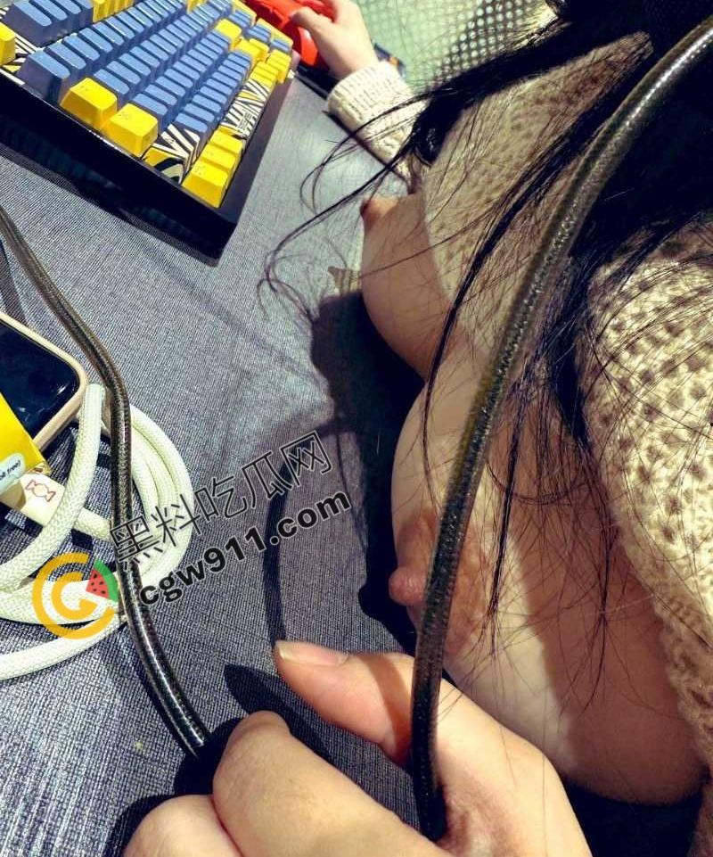 上海交通大学眼镜妹【胡丽敏】户外各种极限露出，翘臀巨乳 粉嫩肥穴被爆操，淫水狂流不止-26