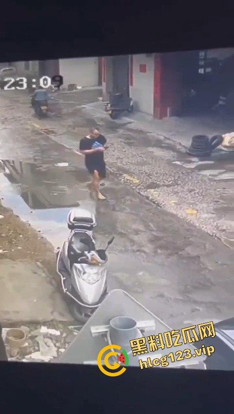 广东潮州发生恶性斗殴事件，一男子被当街砍死，另一人被警方当场抓获，凶手直接被判死刑！-3