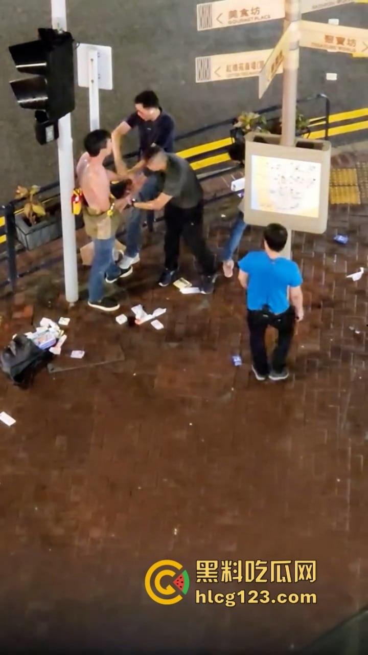 小偷夫妻挺猖狂!【黄埔新天地AEON】惊现“拿”货男女 被保安当众“打包”带走 丢人丢到家了!-3