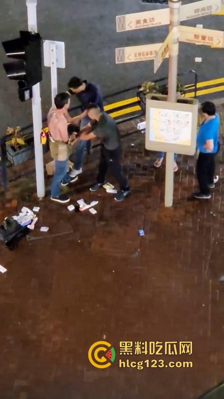 小偷夫妻挺猖狂!【黄埔新天地AEON】惊现“拿”货男女 被保安当众“打包”带走 丢人丢到家了!-5